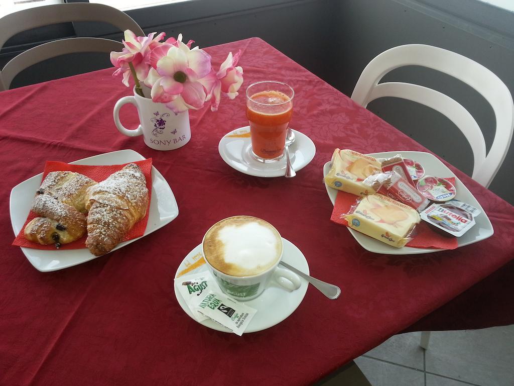 Sony Affittacamere Desenzano del Garda Bagian luar foto